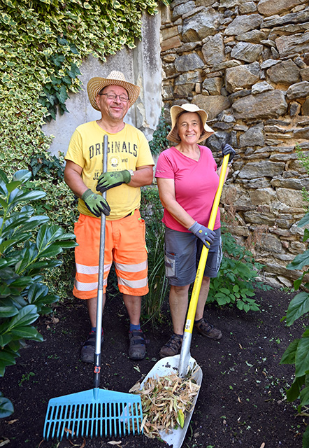 Thomas Kreuter und Rosemarie Zirngast pflegen das Grün im Rathauspark. Foto: Gabriele Hohenegger